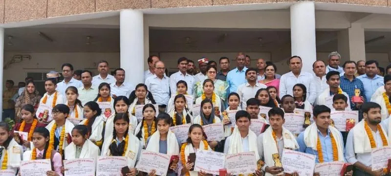 बस्ती : टॉप टेन मेधावी विद्यार्थियों को डीएम ने किया सम्मानित