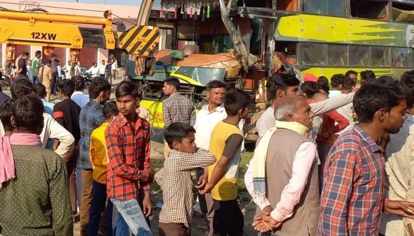 संभल: छुट्टा गोवंश बचाने में पलटी डग्गामार बस, 12 यात्री घायल