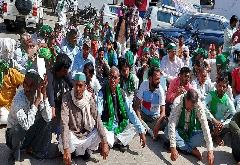 संभल : भाकियू नेता पर एफआईआर के विरोध में कार्यकर्ताओं ने किया थाने का घेराव