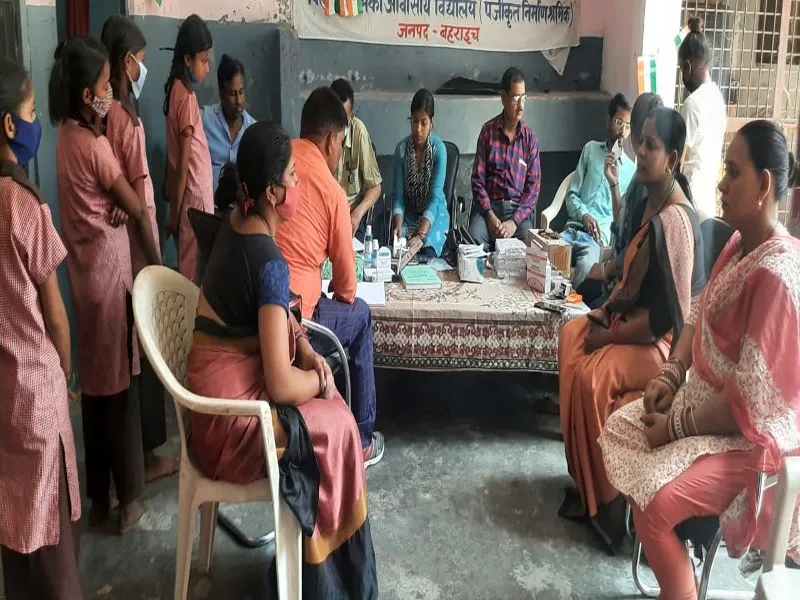 बहराइच : बालिका विहान विद्यालय पहुंची स्वास्थ्य टीम, चिकन पॉक्स से पीड़ित मिलीं दो छात्राएं