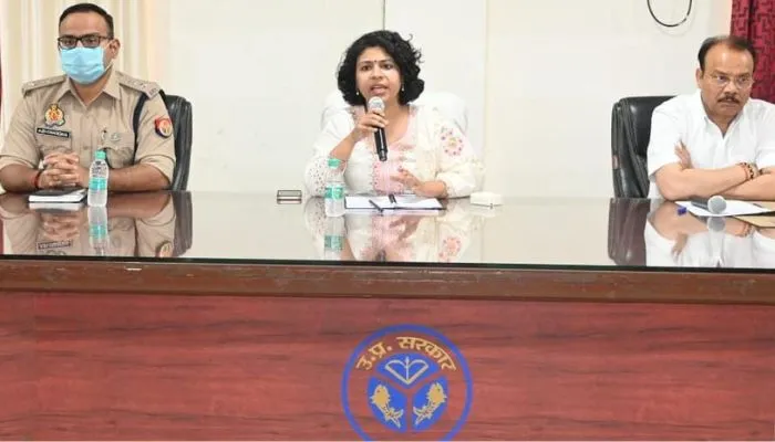 Banda DM दुर्गा शक्ति नागपाल ने लोगों से की अपील, आपसी भाईचारे व सौहार्द के साथ मनाएं ईद-उल-फितर का त्यौहार