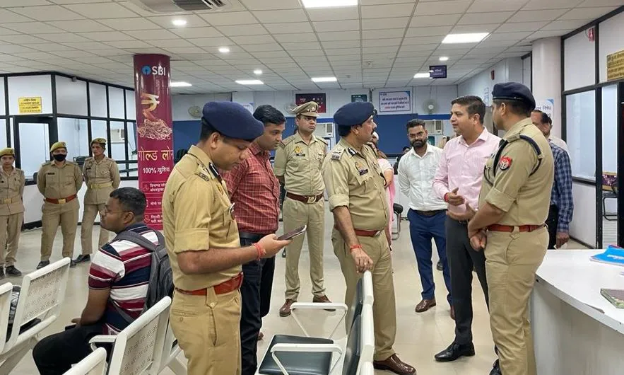 बरेली: बैंक में अचानक पहुंचे पुलिस अधिकारी, कहा- इतने लोग कैसे बैठे हैं 