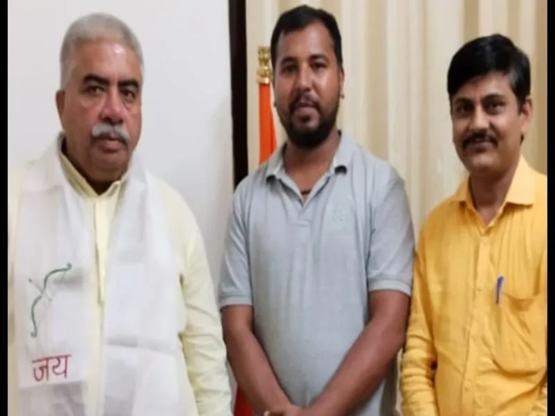 लखनऊ : आउटसोर्सिंग कर्मचारियों के वेतन निर्धारण समेत अन्य मांगों को लेकर मंत्री राकेश सचान से मिले संविदा कर्मचारी संघ के प्रतिनिधि