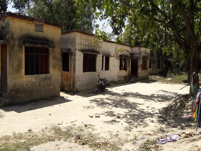 अयोध्या : कर्मचारियों के लिए करोड़ों की लागत से बने आवास जर्जर, पड़े हैं खाली