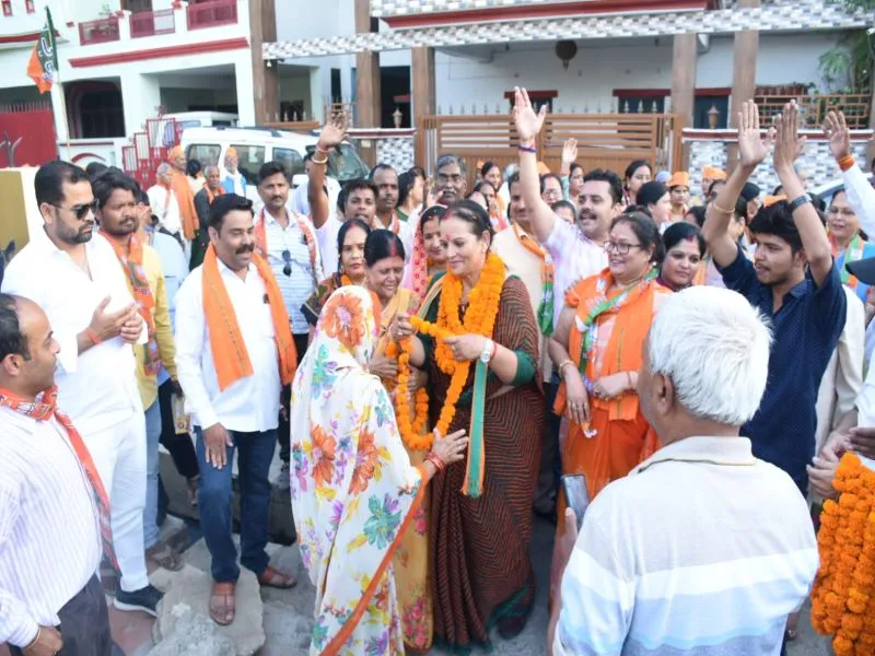 लखनऊ : भाजपा महापौर प्रत्याशी सुषमा खरकवाल ने लोगों के बीच जाकर पूछा कुशलछेम