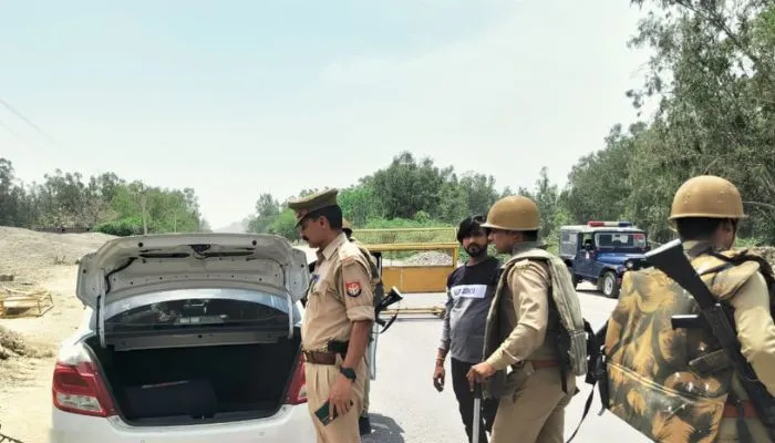 Prayagraj में Atiq Ahmed की हत्या के बाद Mahoba में अलर्ट, पुलिस ने UP-MP सीमा पर बैरियर लगाकर की चेकिंग 