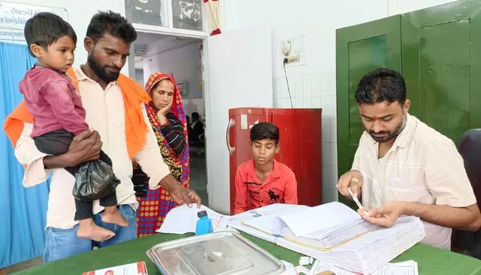 Mahoba News : कुत्तों के डर से बच्चों को स्कूल भेजने जाते अभिभावक, कन्नौज की घटना से लिया सबक