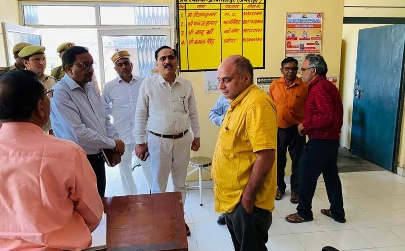 अमरोहा: डीएम के निरीक्षण में झूमते मिले ऑन-ड्यूटी चिकित्सक