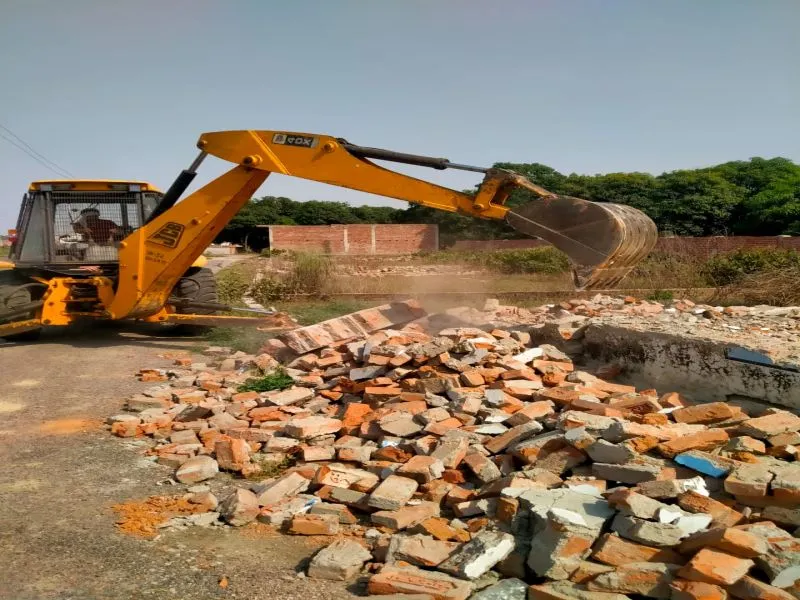 लखनऊ : 30 बीघा में कॉलोनी का निर्माण ध्वस्त 