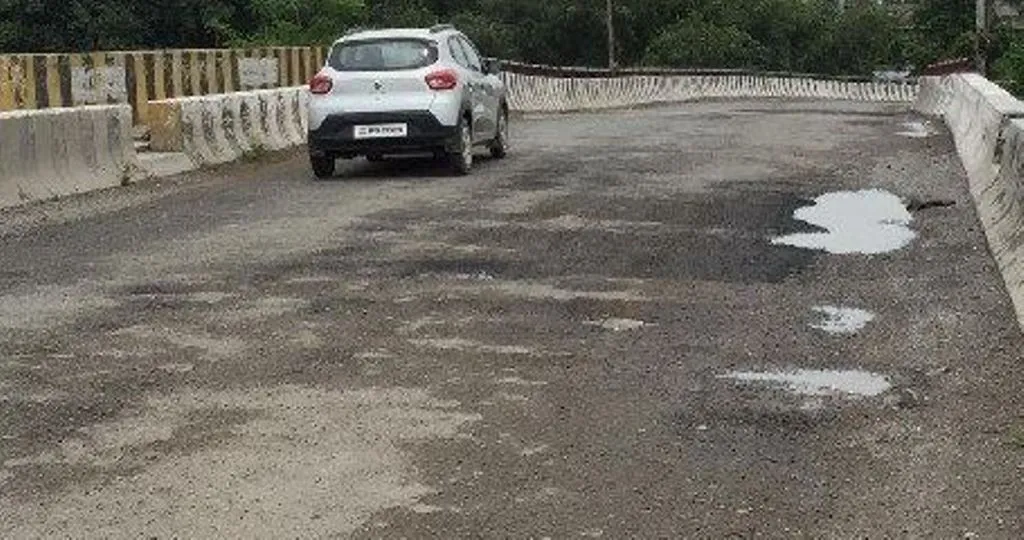 बरेली: तेज रफ्तार ट्रक से जान बचाने को कुदेशिया पुल से कूदा युवक, गंभीर रुप से घायल