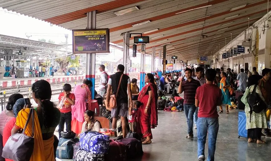 बरेली: जंक्शन पर एक साथ दो त्रिवेणी एक्सप्रेस आने से असमंजस में यात्री