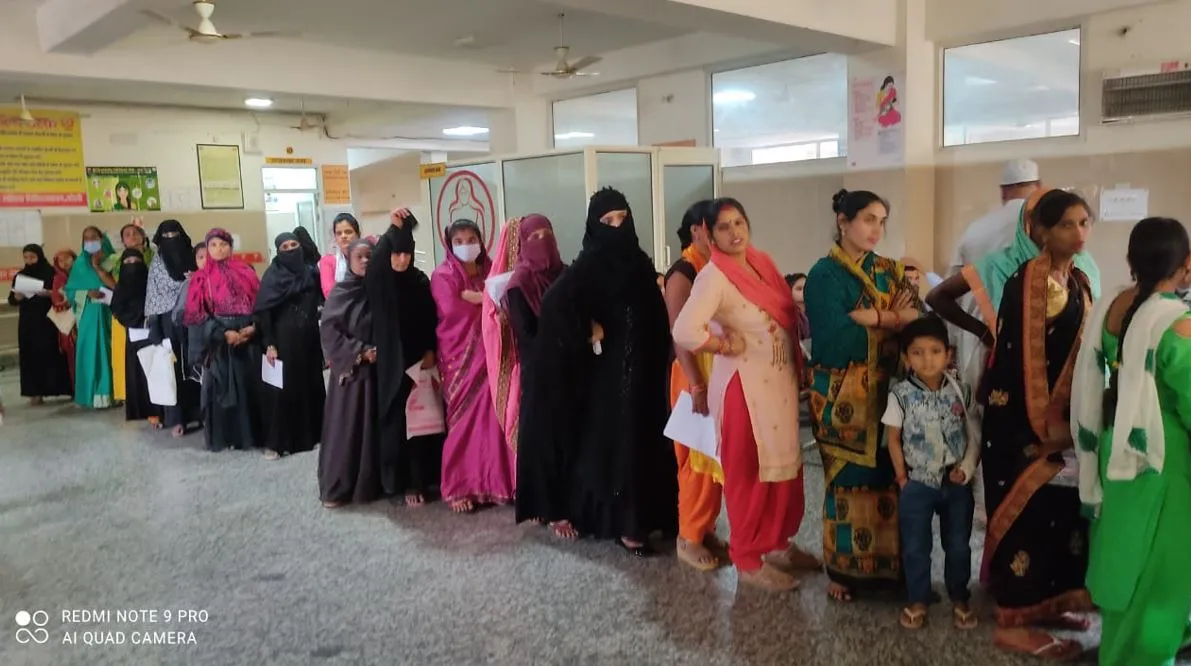 Bareilly: CMO के आदेश पर भी नहीं आए डॉक्टर, ओपीडी में मरीज परेशान