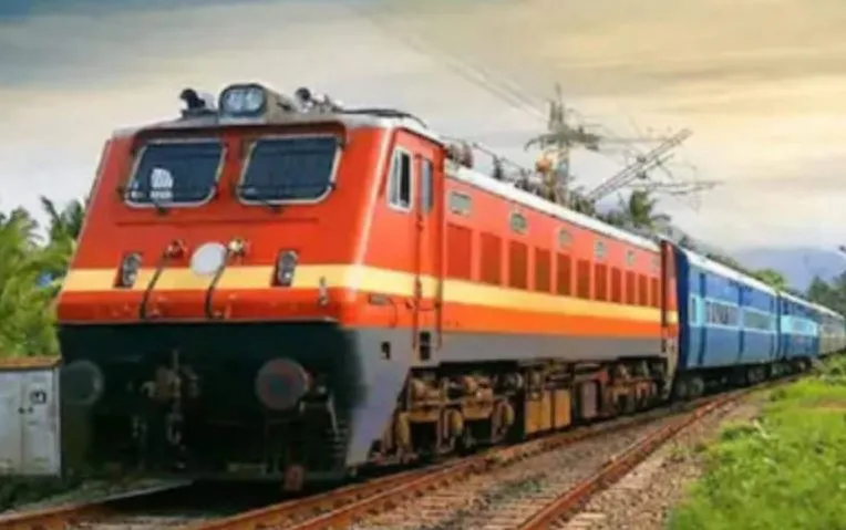 बरेली: बंद फाटक से साइकिल निकालते समय युवक ट्रेन की चपेट में आया, मौत