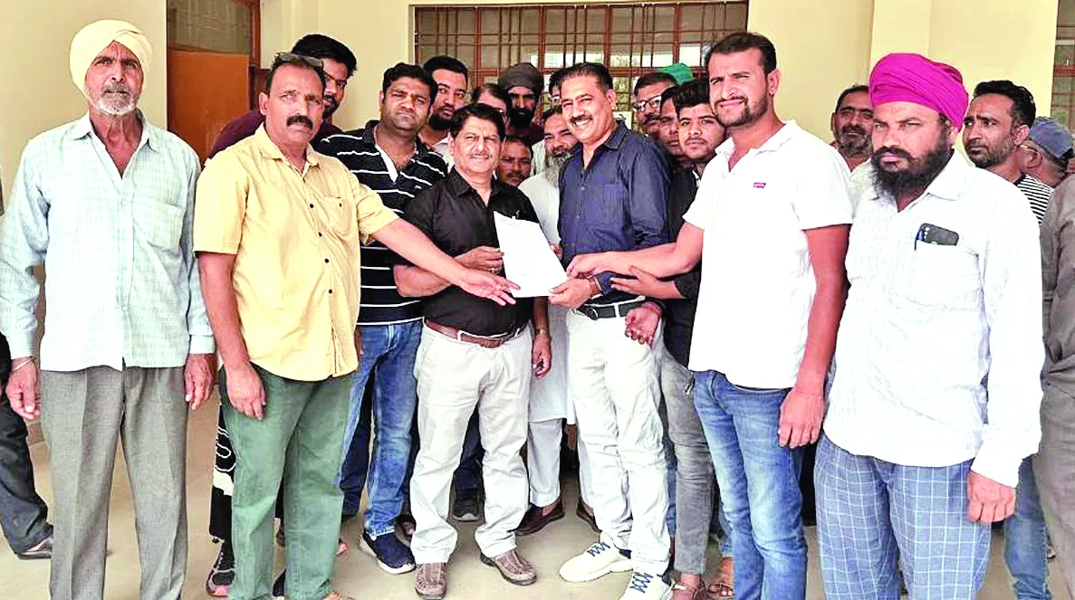 Bajpur News: तीन सूत्रीय मांगों को लेकर आंदोलन की राह पर डीलर, एसडीएम को भेजा ज्ञापन