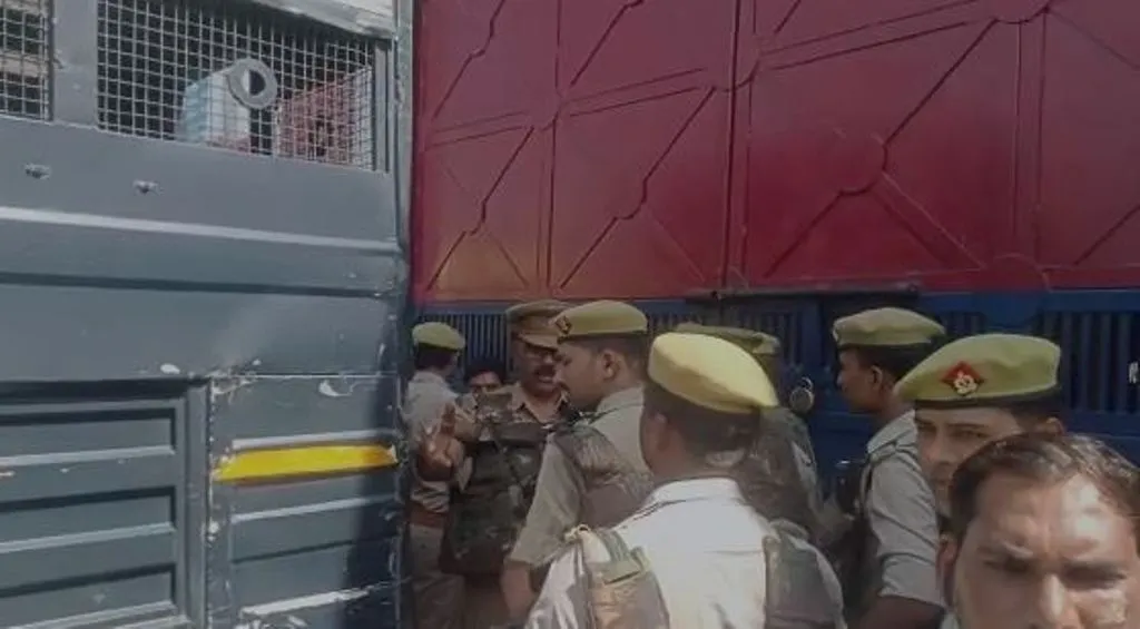 बरेली जेल से माफिया अतीक अहमद के भाई अशरफ को लेकर पुलिस प्रयागराज रवाना