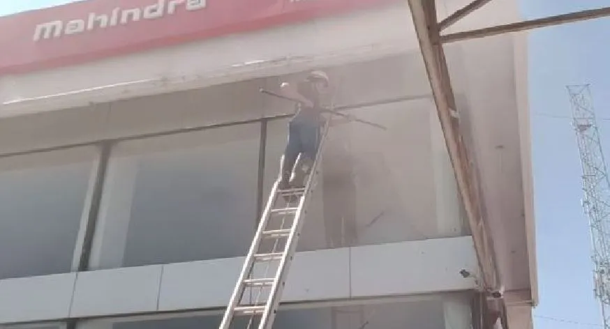 बरेली: शॉर्ट सर्किट से कार शोरूम में लगी आग, लाखों का नुकसान