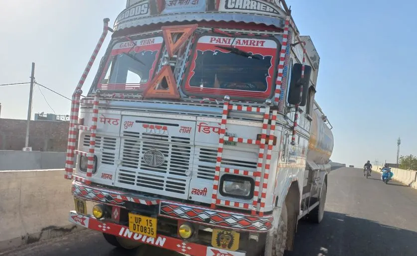 मेरठ तेल के टैंकर ने बच्ची को कुचला मौत, परिजनों ने लगाया जाम