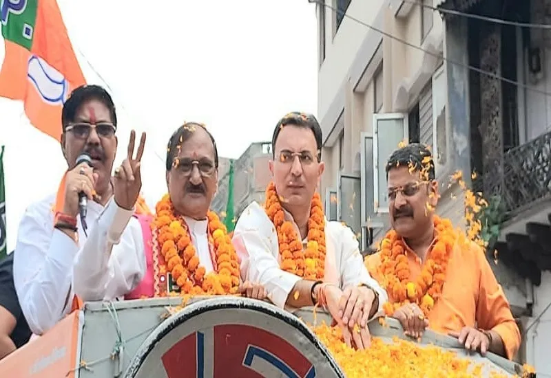 मुरादाबाद : महापौर प्रत्याशी विनोद अग्रवाल के समर्थन में निकाला रोड शो, मतदाताओं से मांगे वोट 