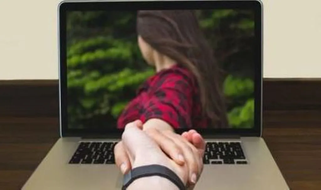 लॉन्ग डिस्टेंस रिलेशनशिप में कम तो नहीं हो रहा है प्यार, पार्टनर के इन संकेतों से करें पहचान