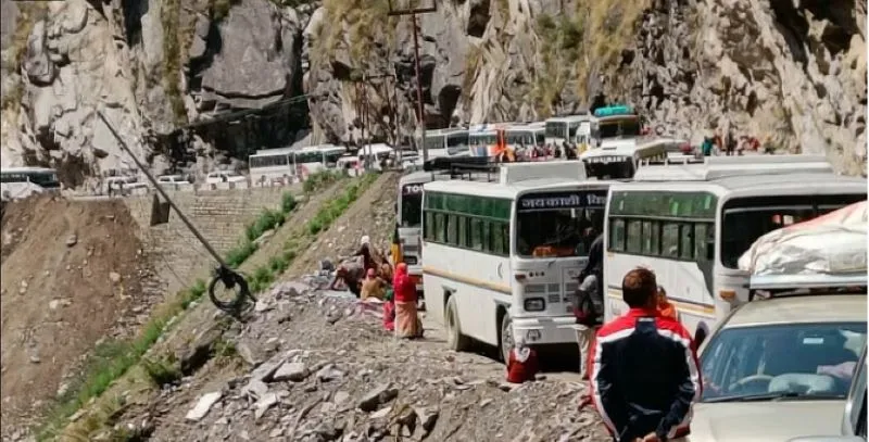 चमोली: बदरीनाथ हाइवे पर भूस्खलन होने से यात्री परेशान, वाहनों की लगी लंबी कतार 