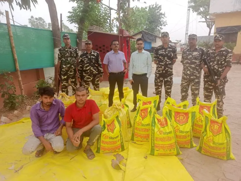 बहराइच : सीमा पर भारतीय खाद के साथ दो नेपाली गिरफ्तार, एक फरार..