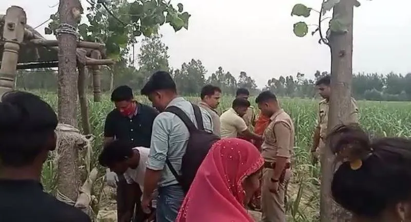 बरेली: गन्ने के खेत में लटका मिला युवक का शव, परिजनों ने लगाया हत्या का आरोप