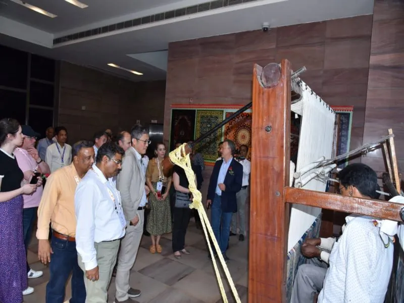 वाराणसी : जी-20 के मेहमानों ने देखी पूर्वांचल के हस्तशिल्पियों की कला