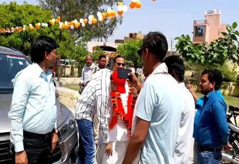 संभल : कार्यक्रम में फार्मासिस्ट ने छुए सपा विधायक के पैर, वीडियो वायरल