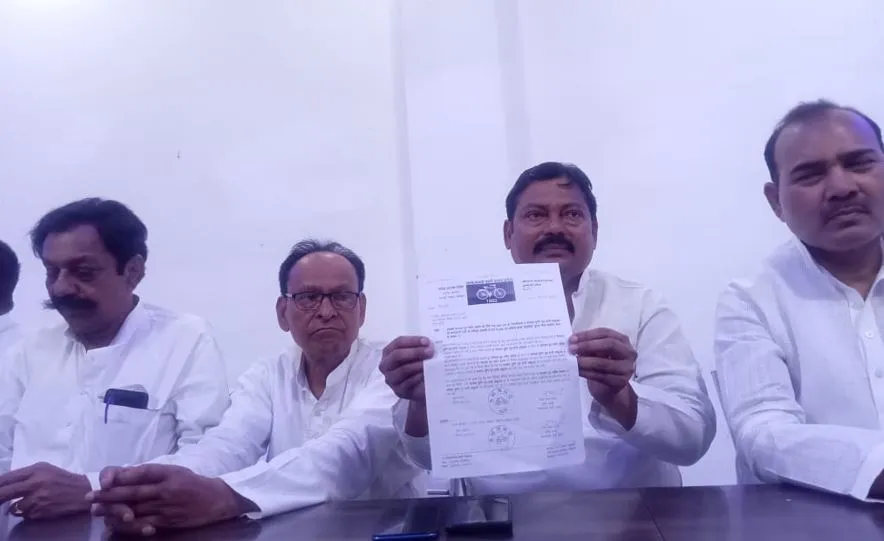 बरेली: चुनाव आयोग ने माना निर्दलीय, सपा शराफत सेठ को मान रही पार्टी प्रत्याशी
