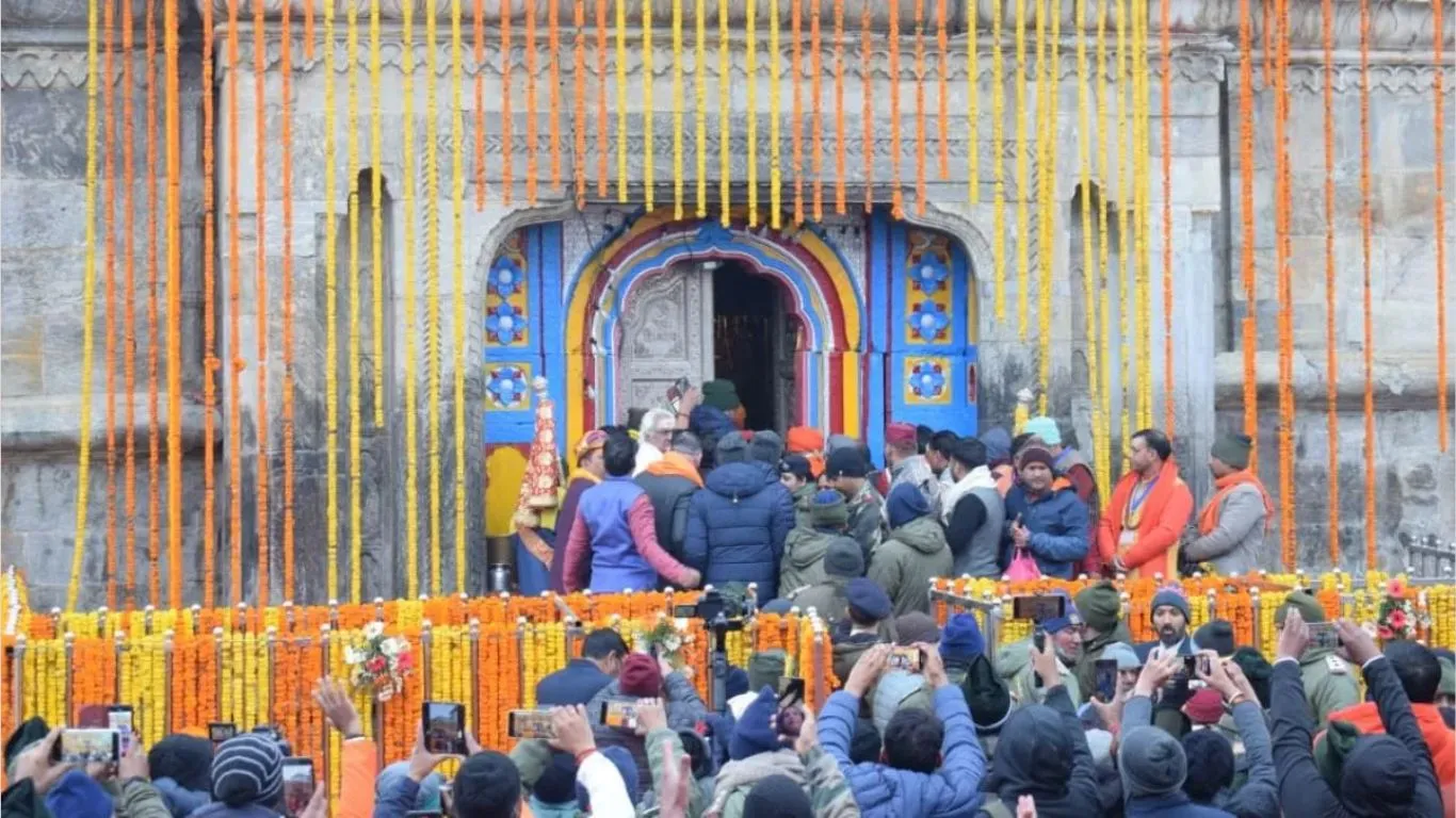 Kedarnath Dham: विधिवत पूजन के बाद खोले गये केदारनाथ धाम के कपाट, 35 क्विंटल फूलों से सजा बाबा का दरबार