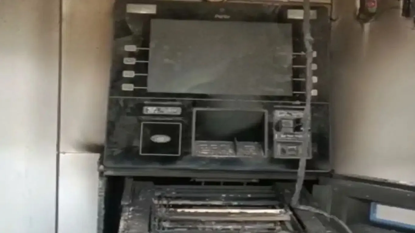 Ranikhet News: चोरों ने HDFC Bank के ATM में चोरी का किया प्रयास, पुलिस पर उठे सवाल