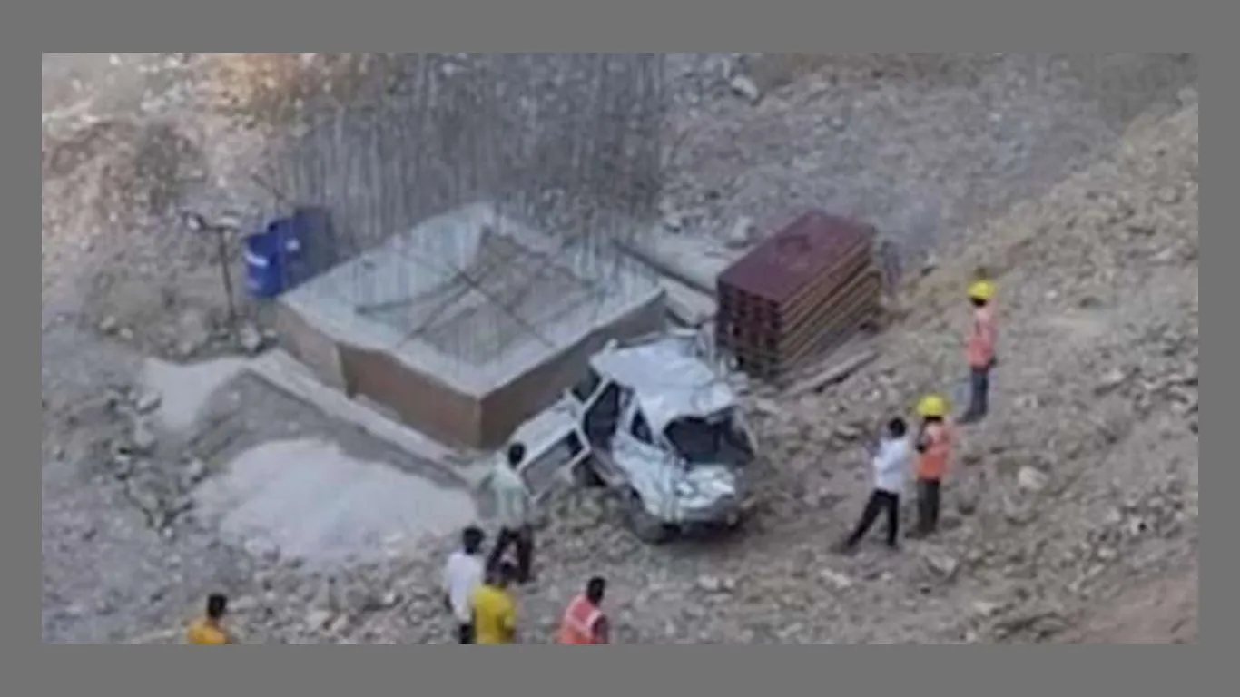 Road Accident in Rishikesh: कार के खाई में गिरने से दो सगे भाइयों की मौत, दादा-पोती गंभीर रूप से घायल, AIIMS में इलाज जारी