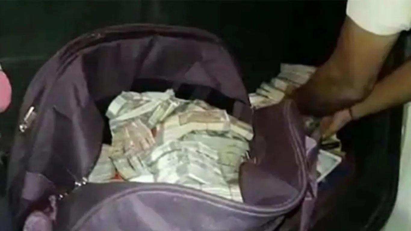 Kichcha News: एक लाख रुपये से भरा बैग पुलिस ने बरामद कर युवक को सौंपा 