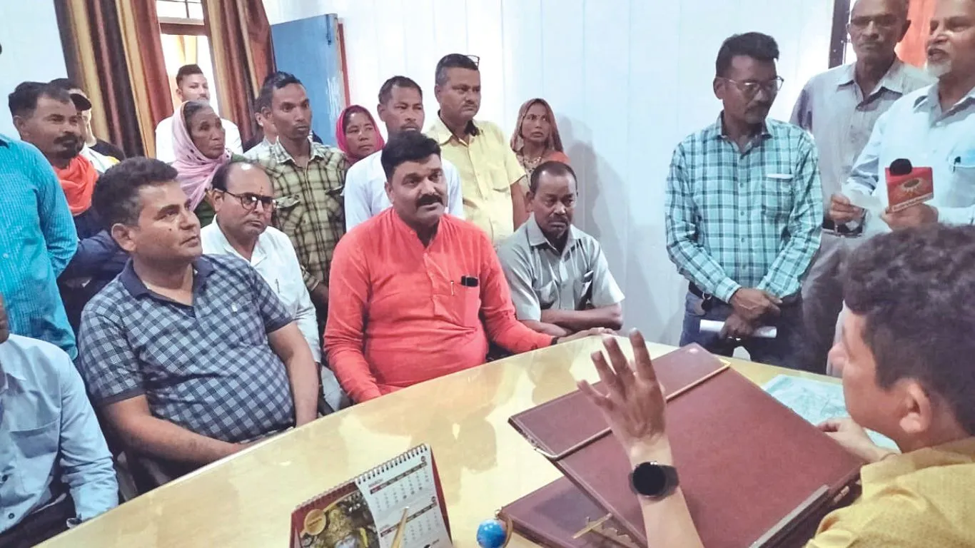 Khatima News: किसानों ने एसडीएम से की गेहूं की रकम दिलाने की मांग, व्यापारी पर घटतौली कर लाखों रुपये की चपत लगाने का है आरोप