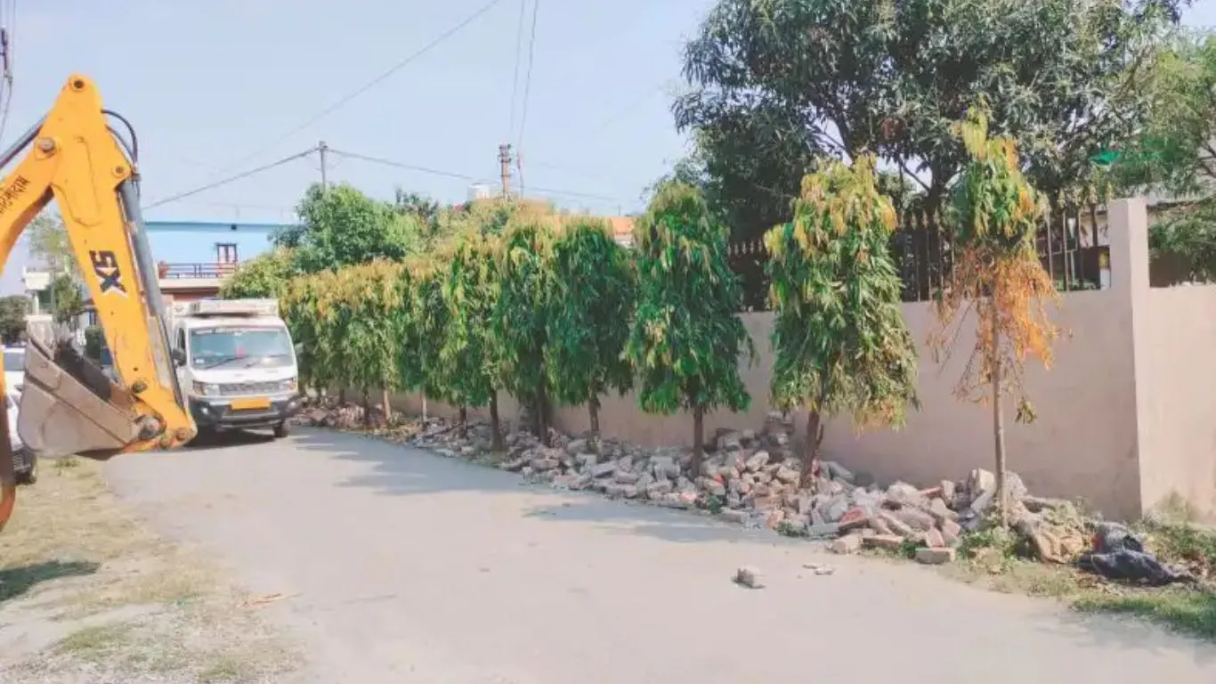 Haldwani News: जिला विकास प्राधिकरण ने अवैध निर्माण पर की कार्रवाई, नीलांचल कॉलोनी में गरजा बुलडोजर