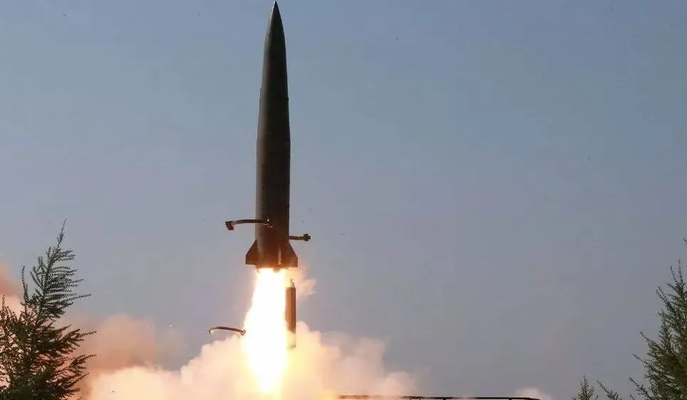 उत्तर कोरिया ने जापान और कोरियाई प्रायद्वीप के बीच समुद्र में बैलिस्टिक मिसाइल दागी 