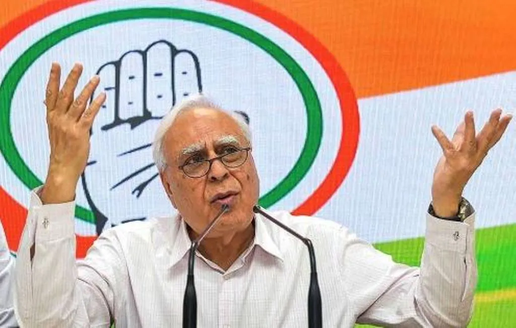 पीएम मोदी की ‘वंशवादी टिप्पणी’ को लेकर सिब्बल का पलटवार, कहा- सुविधा की राजनीति करती है बीजेपी