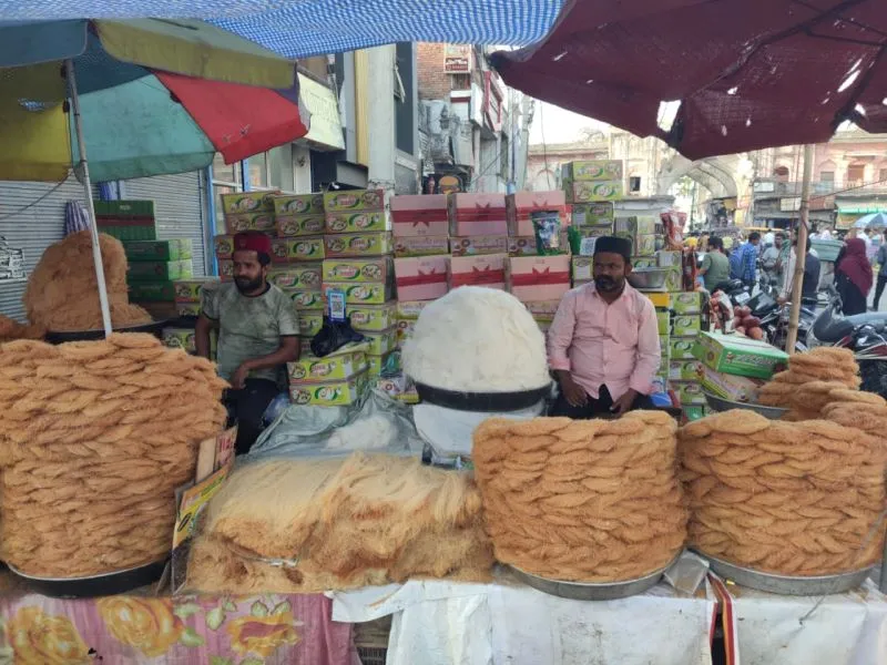 अयोध्या : युवाओं को भाया ब्लैक पठानी सूट, रेडीमेड सेवइयों की भी धूम