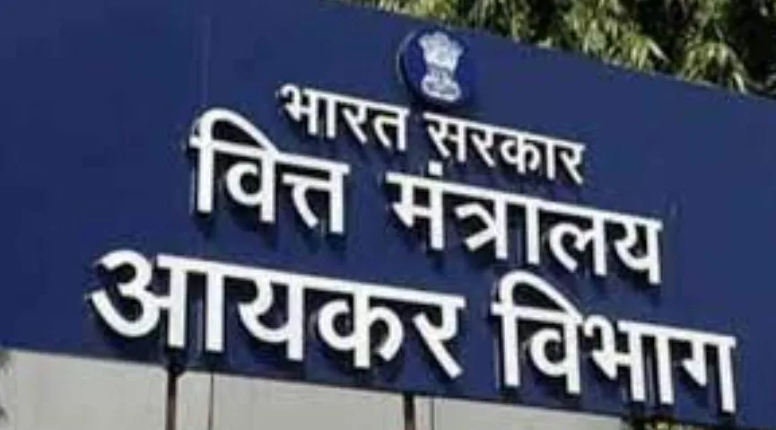 कर्नाटकः कांग्रेस नेता के घर पर आयकर विभाग ने मारा छापा 