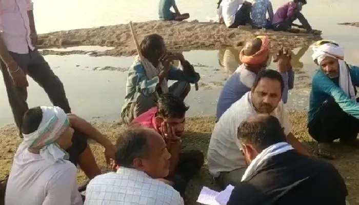 Hamirpur News : बेतवा नदी में नहाते दो छात्र डूबे, गोताखोर कर रहे तलाश, परिजन रो-रोकर हुए बेहाल