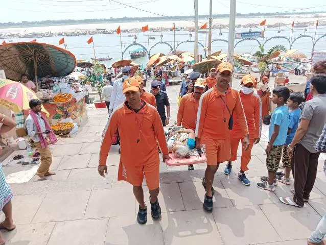 वाराणसी : नाव से फिसली महिला को आई चोट, एनडीआरएफ टीम ने किया उपचार