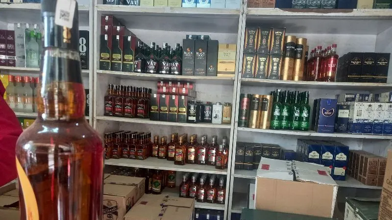 अयोध्या : 7 देशी, 4 विदेशी और 2 बीयर की दुकानों की हुई नीलामी