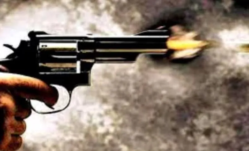 Bareilly: चुनावी रंजिश को लेकर दो पक्ष भिड़े, फायरिंग