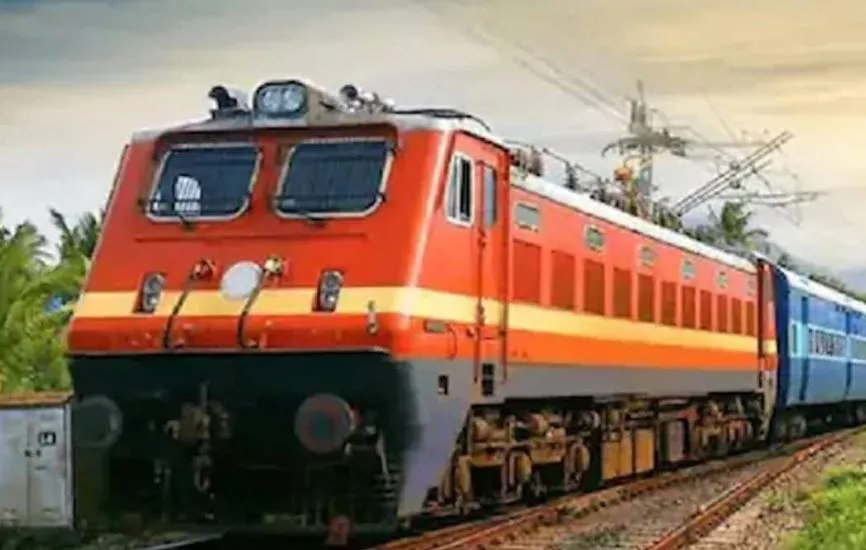 बरेली: कुंभ एक्सप्रेस 17 घंटा तो उपासना 12 घंटा से ज्यादा पहुंची लेट, यात्रियों का हुआ बुरा हाल 