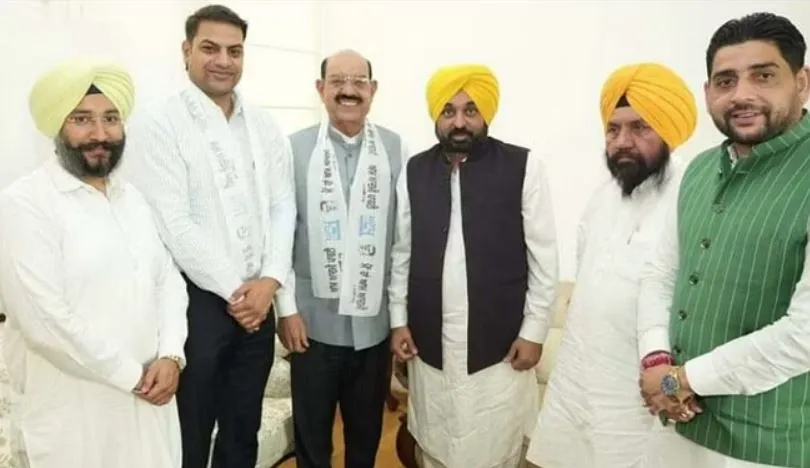 बीजेपी को लगा तगड़ा झटका, मोहिंदर भगत आम आदमी पार्टी में शामिल 
