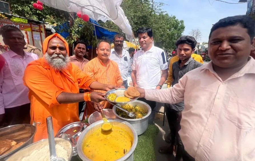 अब कोई नहीं सोएगा भूखा...पीलीभीत में 10 रुपये में मिलेगा भरपेट खाना