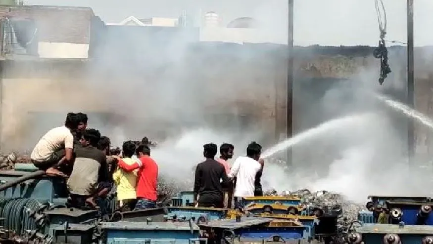 बदायूं: बिजली विभाग की वर्कशॉप में लगी भीषण आग, लाखों का स्क्रैप जला