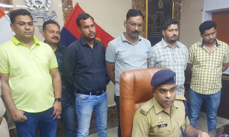 मेरठ में पुलिस ने पकड़ी अवैध हथियार बनाने की फैक्ट्री, ऑनलाइन तमंचों की हो रही थी बिक्री