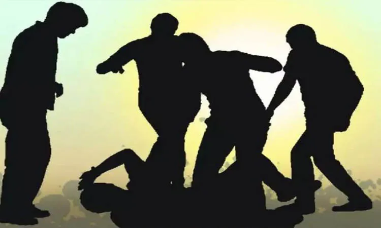 Pilibhit: 75 वर्षीय बुजुर्ग नहीं बनवा पा रहा अपना ही चबूतरा, पड़ोसी ने कर दी पिटाई