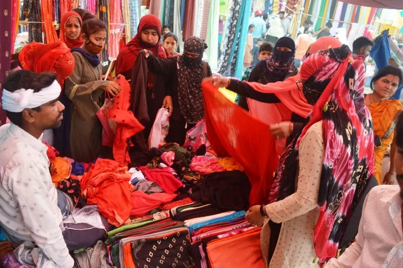 अयोध्या : रमजान के अंतिम गुरुवार को खूब चटकी 'जुमेराती बाजार', घरों में भी ईद की तैयारियां शुरू..